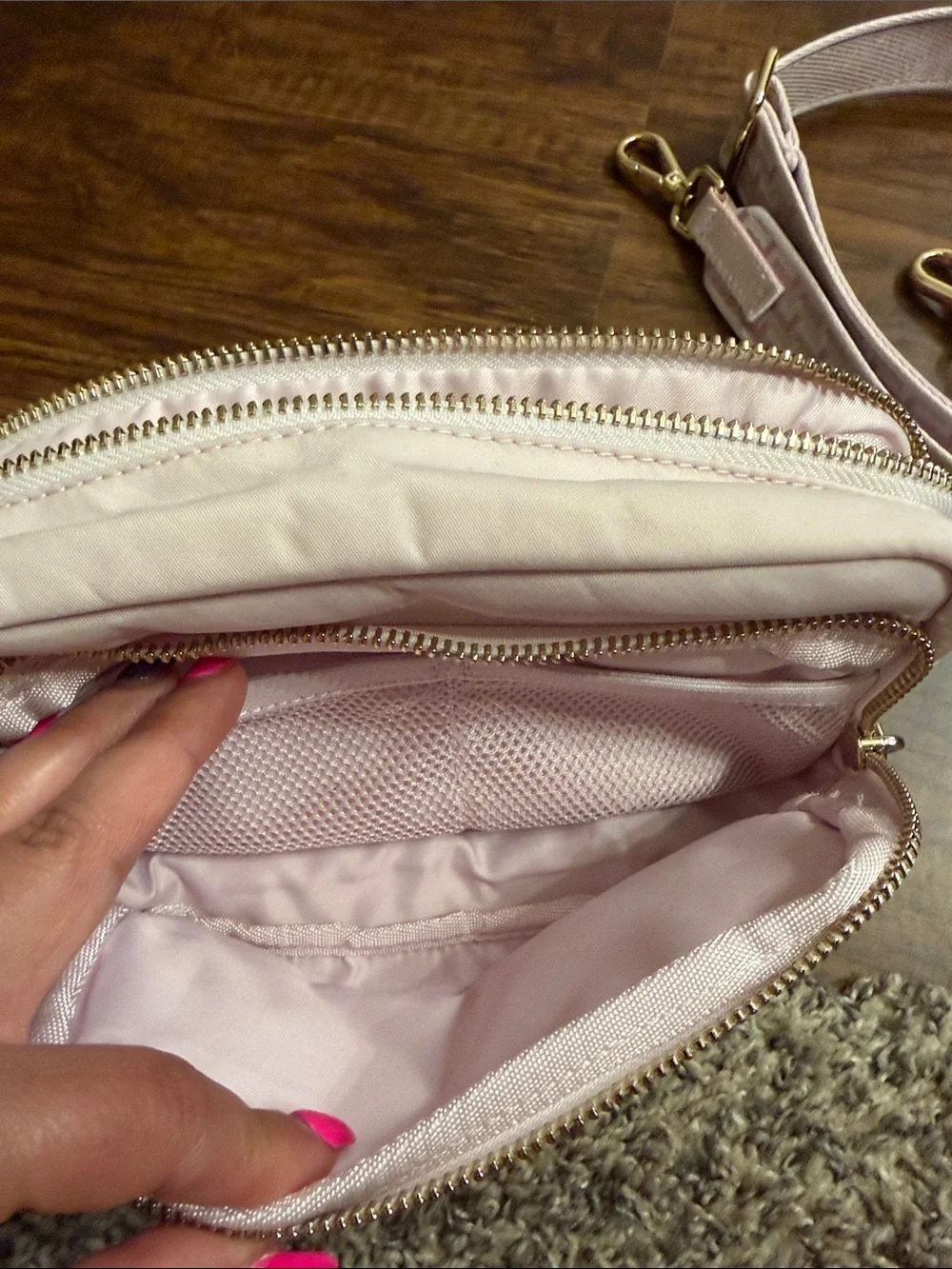 lululemon Everywhere crossbody bag - Blissful pink with Gold Hardware - Picture 10 of 14